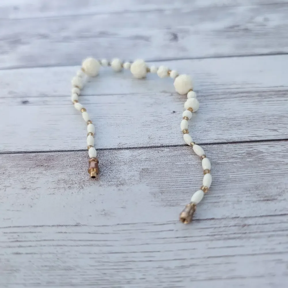 Vintage Bracelet - Cream Carved Beads - Dainty - Picture 6 of 7